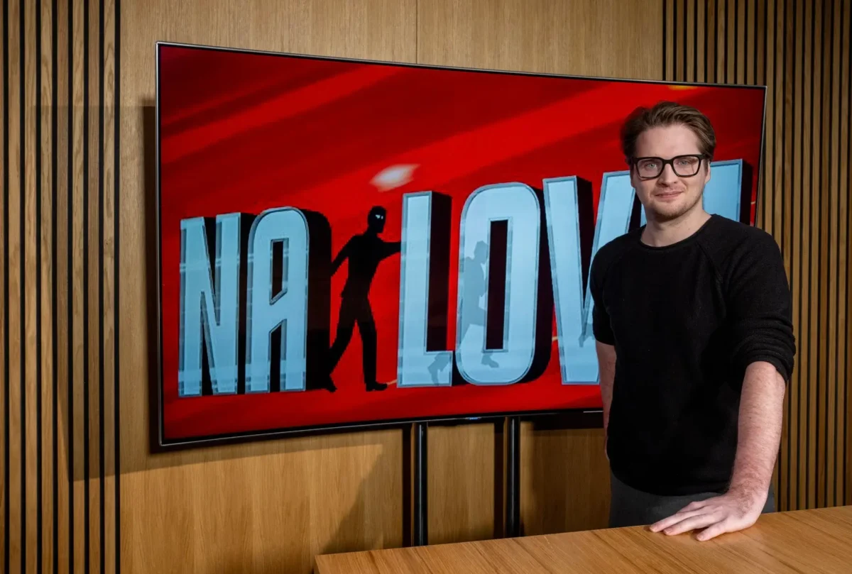 Ve speciálu soutěže Na lovu se objevují známé tváře. Zdroj: MICHAL RŮŽIČKA / MAFRA / Profimedia | TVGURU.cz Muž stojící u televize se soutěží Na lovu