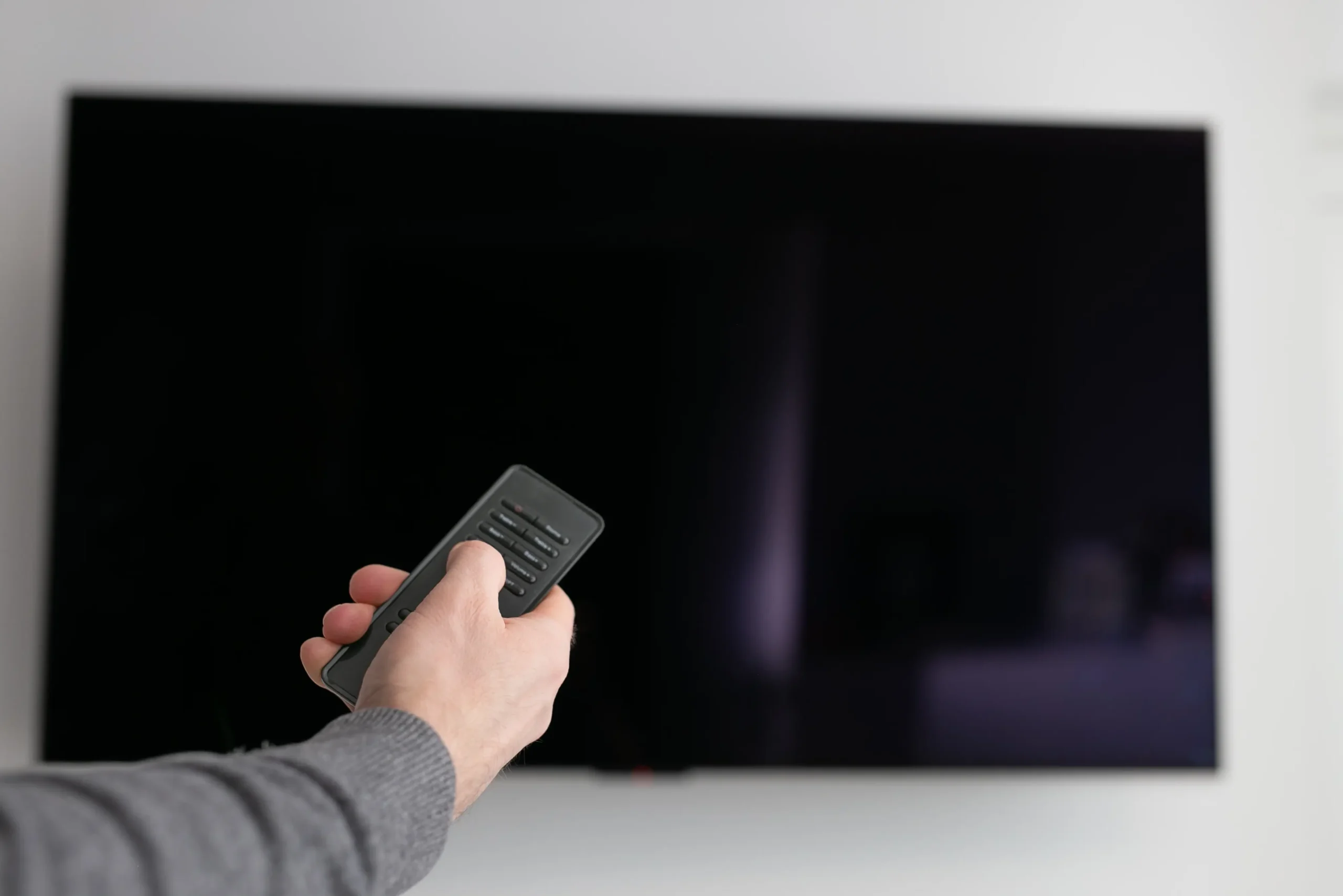 Vypnutá televize s dálkovým ovládáním