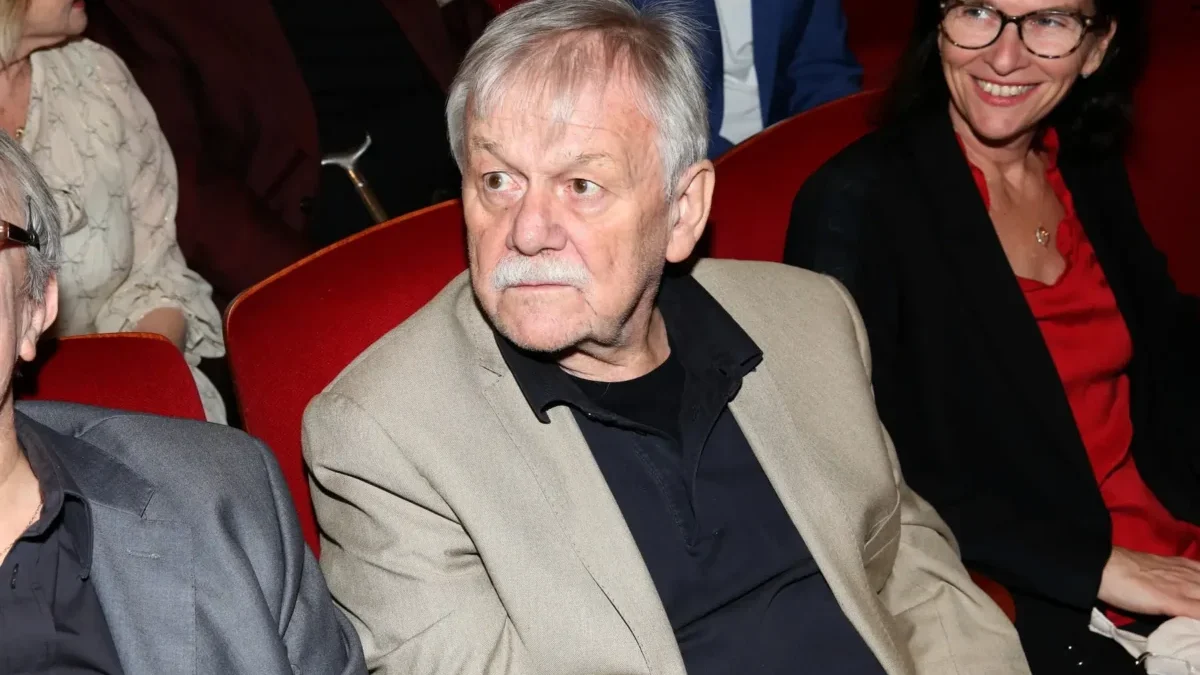muž v béžovém saku