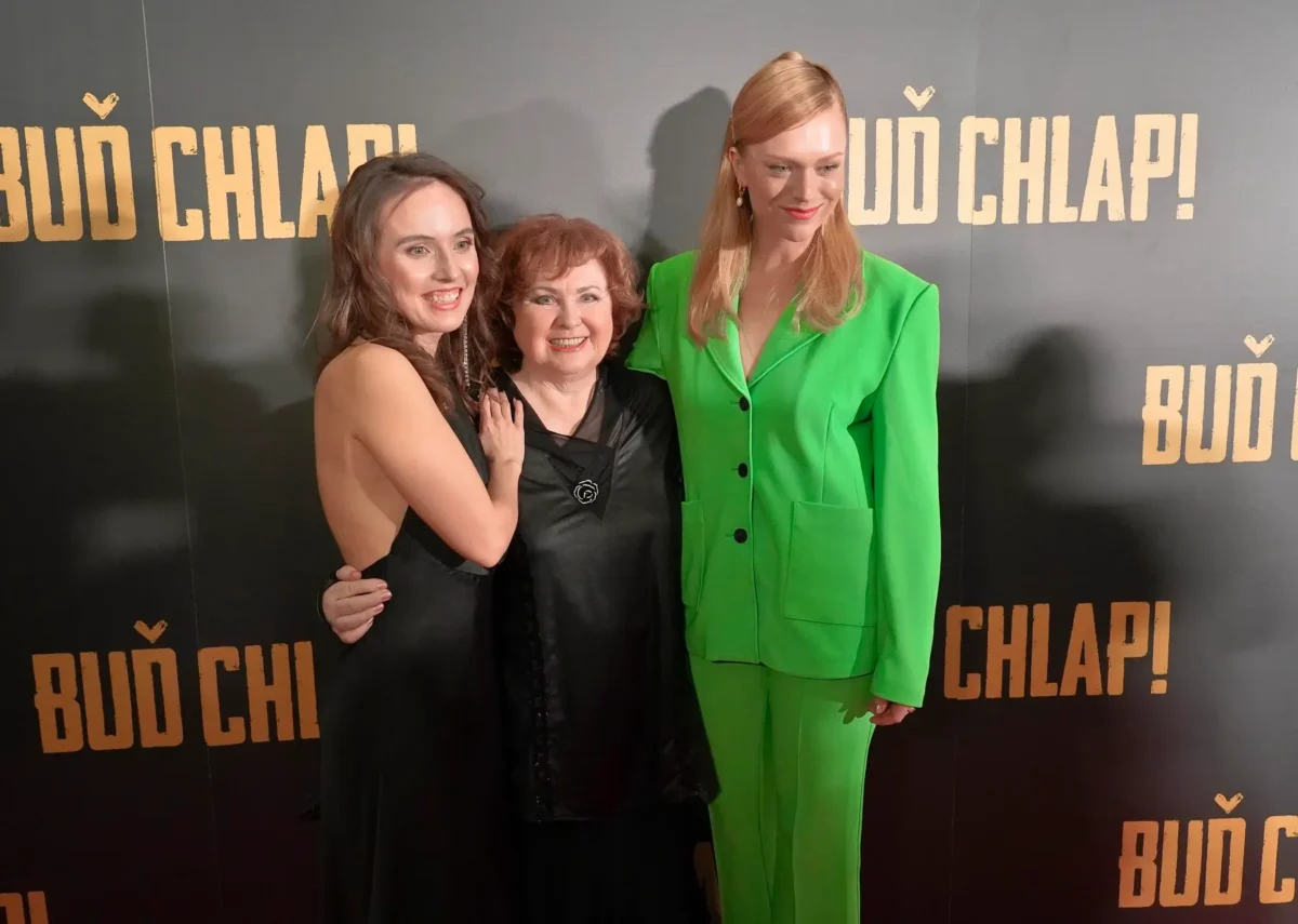 Ve filmu si zahrály i další známé tváře. Zdroj: Profimedia | TVGURU.cz Tři herečky při premiéře