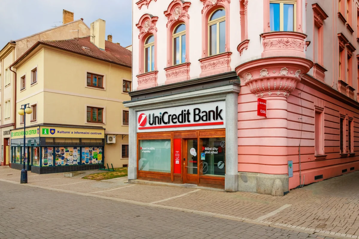 shutterstock_2728043157 1 | TVGURU.cz vchod do budovy s bankou UniCredit Bank