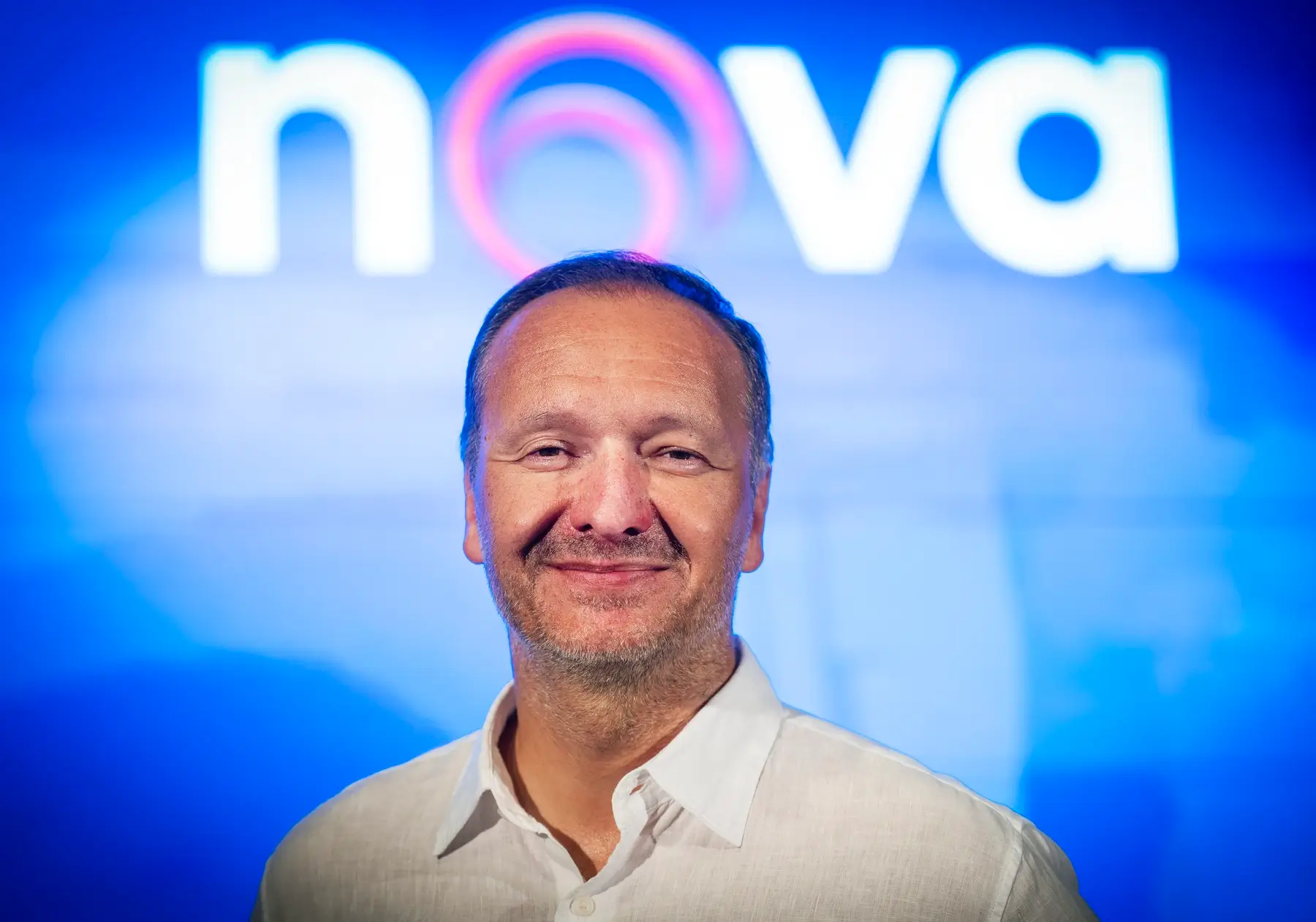 Generální ředitel TV Nova a logo televize.
