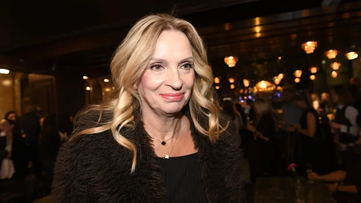 blonďatá žena v saku