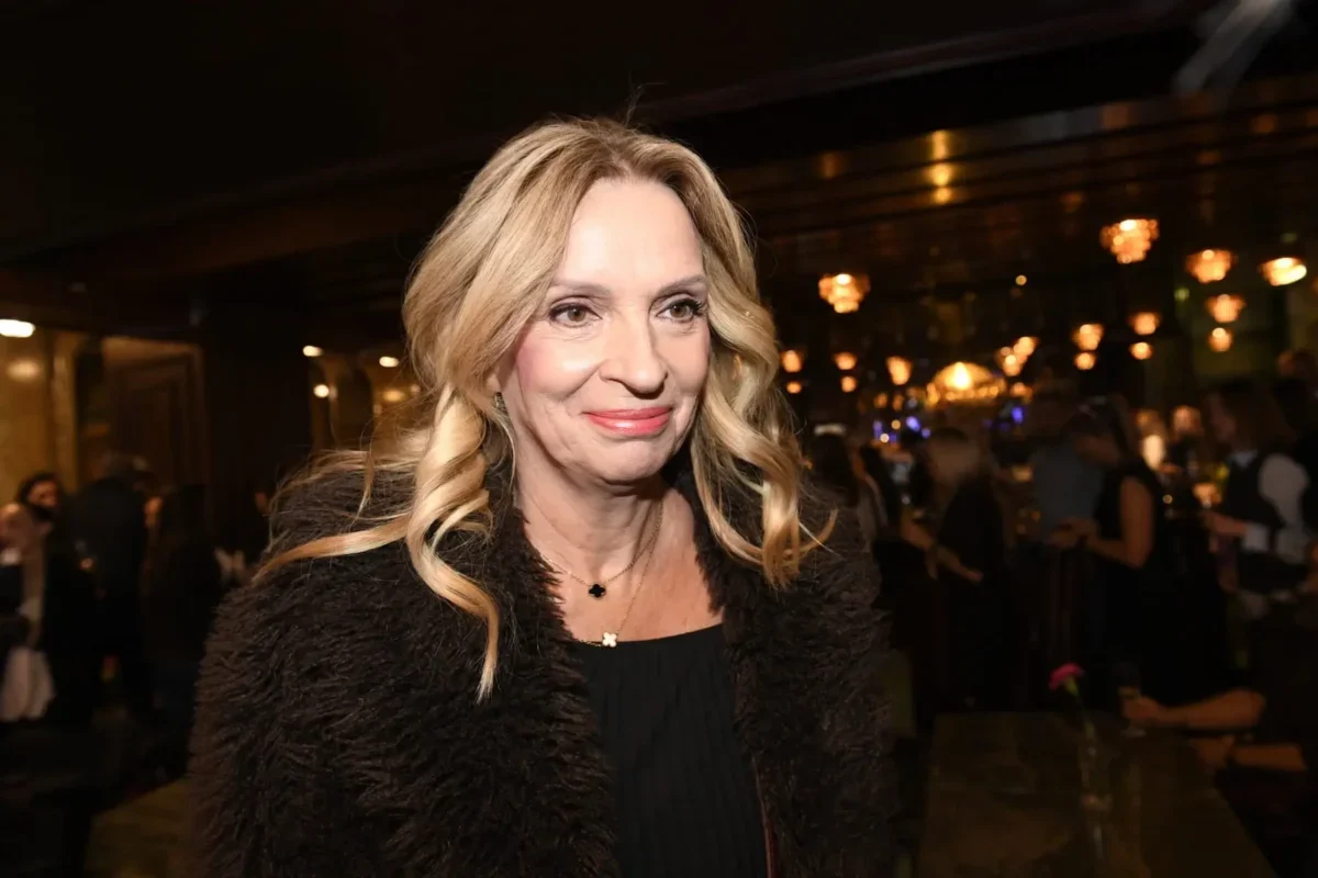 blonďatá žena v saku
