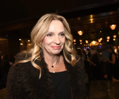 blonďatá žena v saku