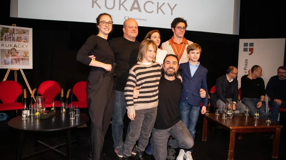 Obsazení z Kukaček stojí vedle sebe.