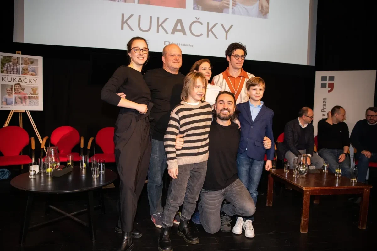 Obsazení z Kukaček stojí vedle sebe.