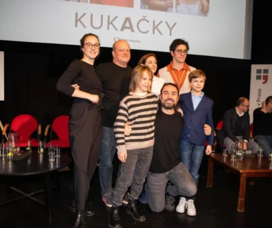 Obsazení z Kukaček stojí vedle sebe.