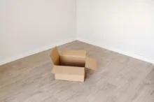 Na zemi leží prázdná krabice.