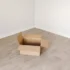 Na zemi leží prázdná krabice.