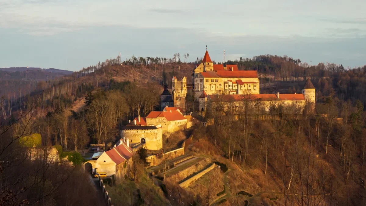 Hrad Pernštejn osvícený sluncem