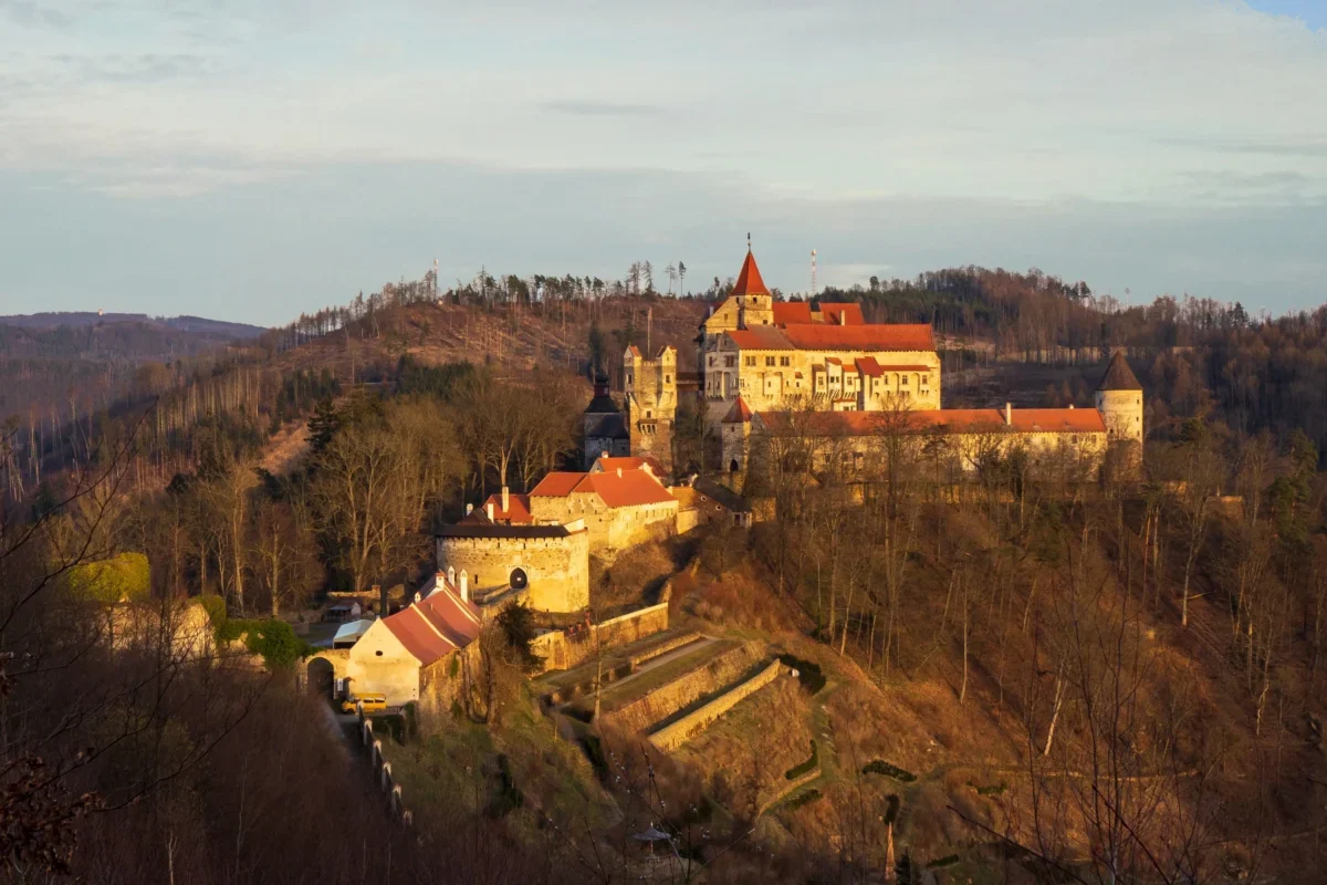Hrad Pernštejn osvícený sluncem
