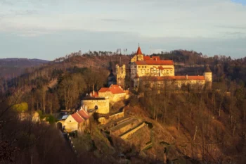 Hrad Pernštejn osvícený sluncem
