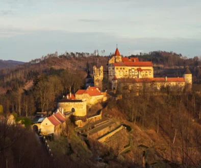 Hrad Pernštejn osvícený sluncem