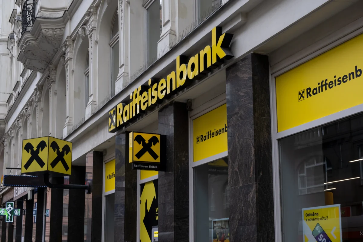 shutterstock_2374194479-2 | TVGURU.cz Raiffeisenbank prodejna