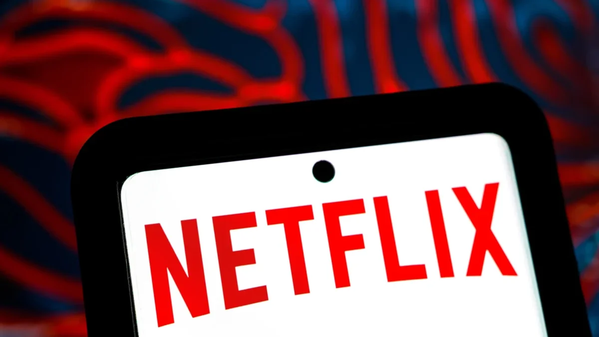 Na mobilu svítí nápis Netflix.