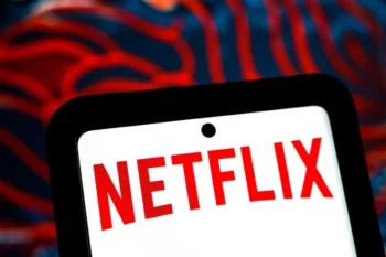 Na mobilu svítí nápis Netflix.