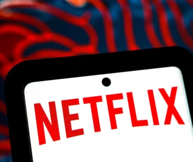 Na mobilu svítí nápis Netflix.