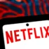 Na mobilu svítí nápis Netflix.