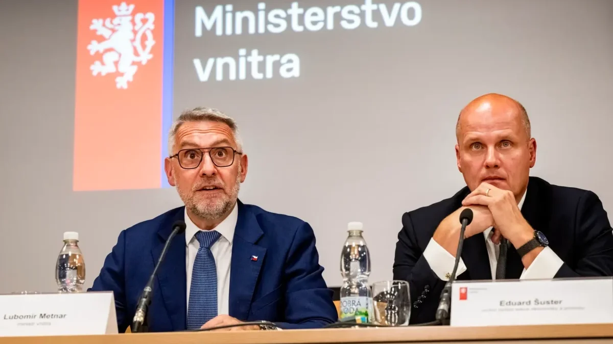 Muži z ministerstva vnitra u stolu