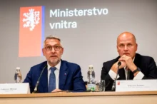 Muži z ministerstva vnitra u stolu