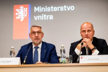 Muži z ministerstva vnitra u stolu