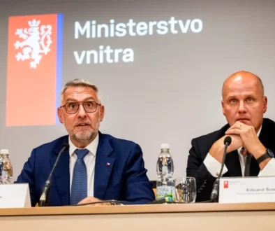 Muži z ministerstva vnitra u stolu