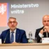 Muži z ministerstva vnitra u stolu