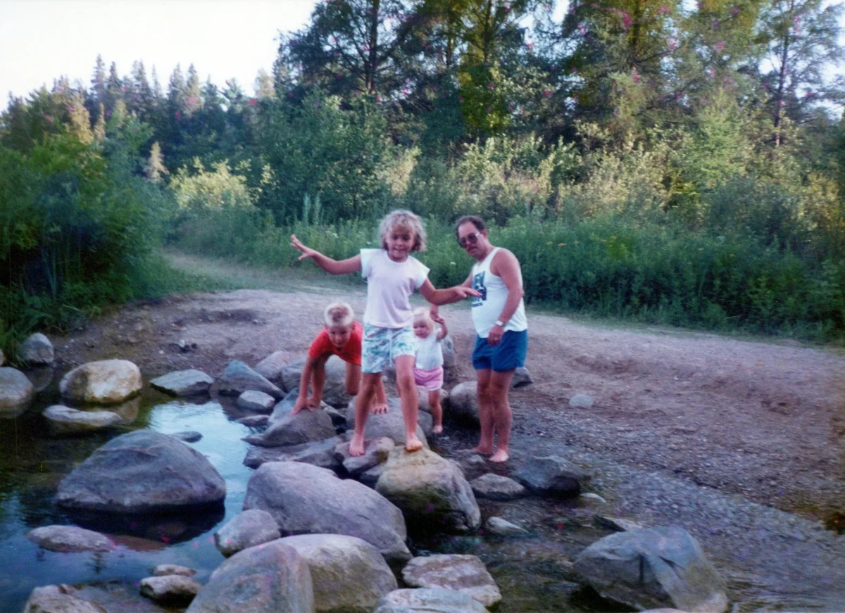 Retro fotka rodiny na šutrech