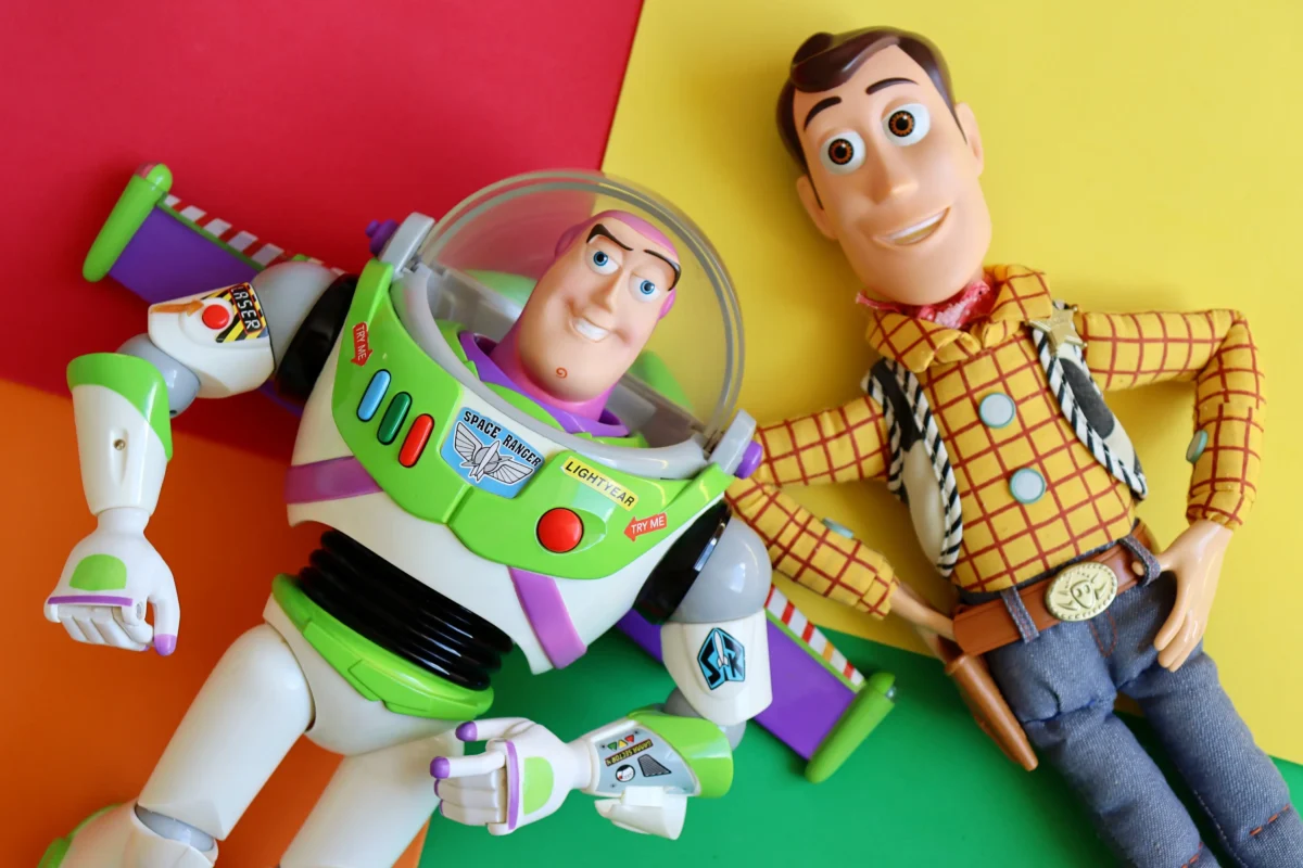 shutterstock_2797382975-2 | TVGURU.cz Vedle sebe leží dvě postavičky z Toy Story.