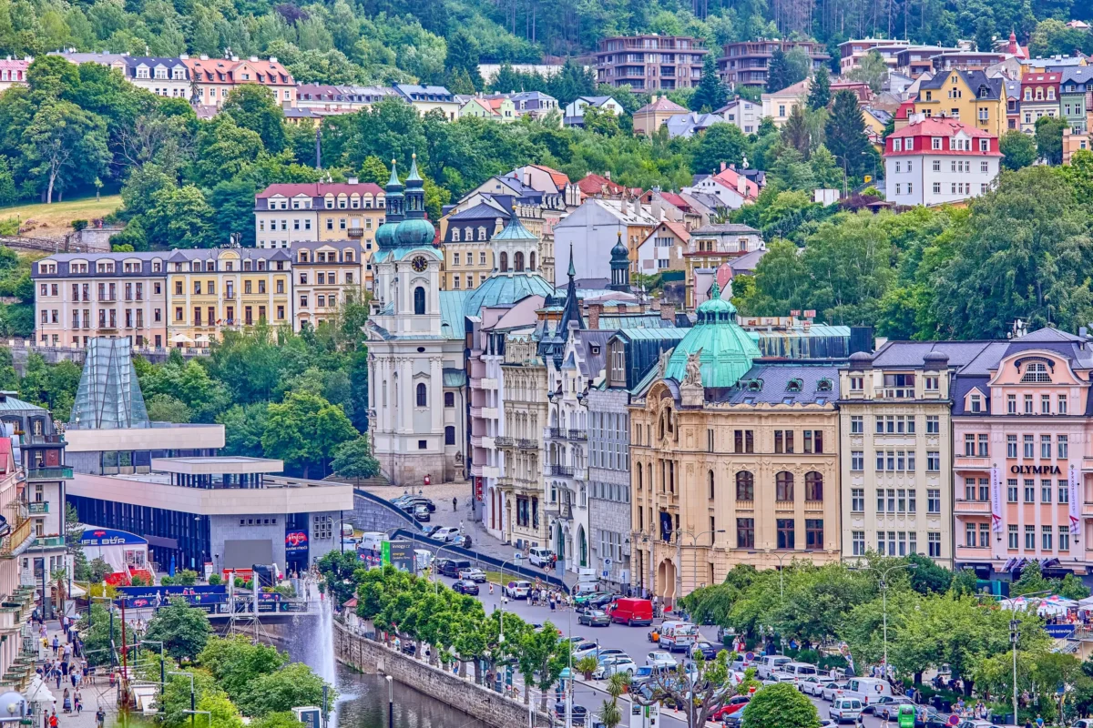 shutterstock_2803635103-2-2 | TVGURU.cz Pohled na Karlovy Vary