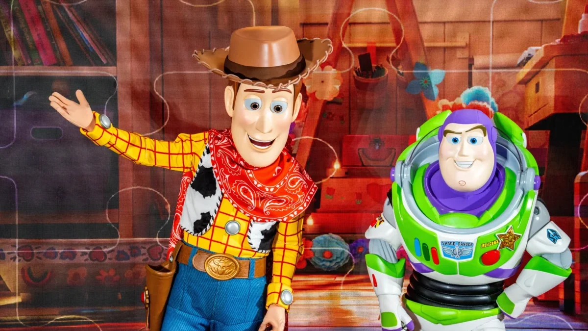 Lidé oblečení jako postavičky z Toy Story