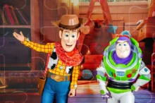 Lidé oblečení jako postavičky z Toy Story