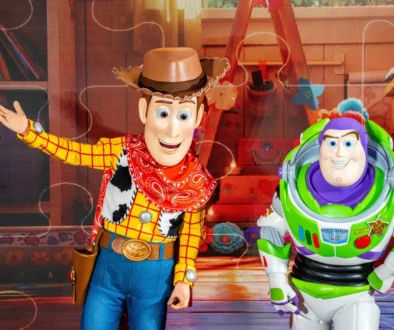Lidé oblečení jako postavičky z Toy Story