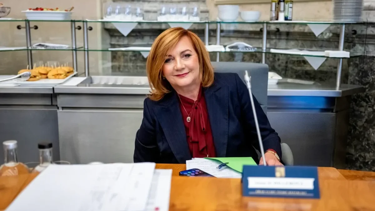Alena Schillerová sedí u stolu.