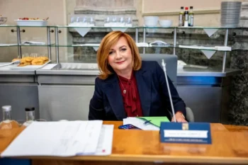 Alena Schillerová sedí u stolu.