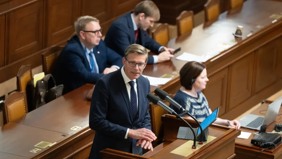 Martin Kupka stojí u mikrofonu.