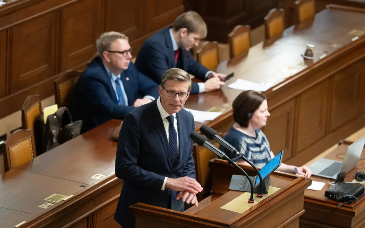 Martin Kupka stojí u mikrofonu.