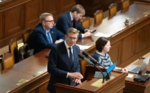 Martin Kupka stojí u mikrofonu.