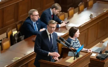 Martin Kupka stojí u mikrofonu.