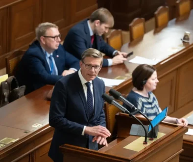 Martin Kupka stojí u mikrofonu.