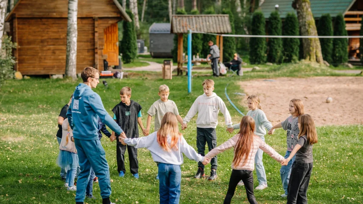 děti se drží za ruce v kroužku