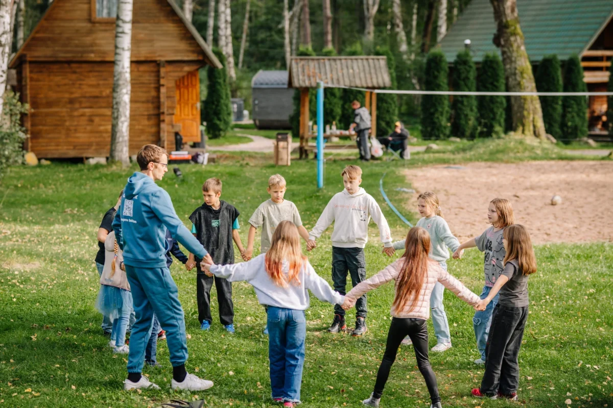 děti se drží za ruce v kroužku