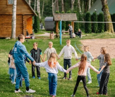 děti se drží za ruce v kroužku