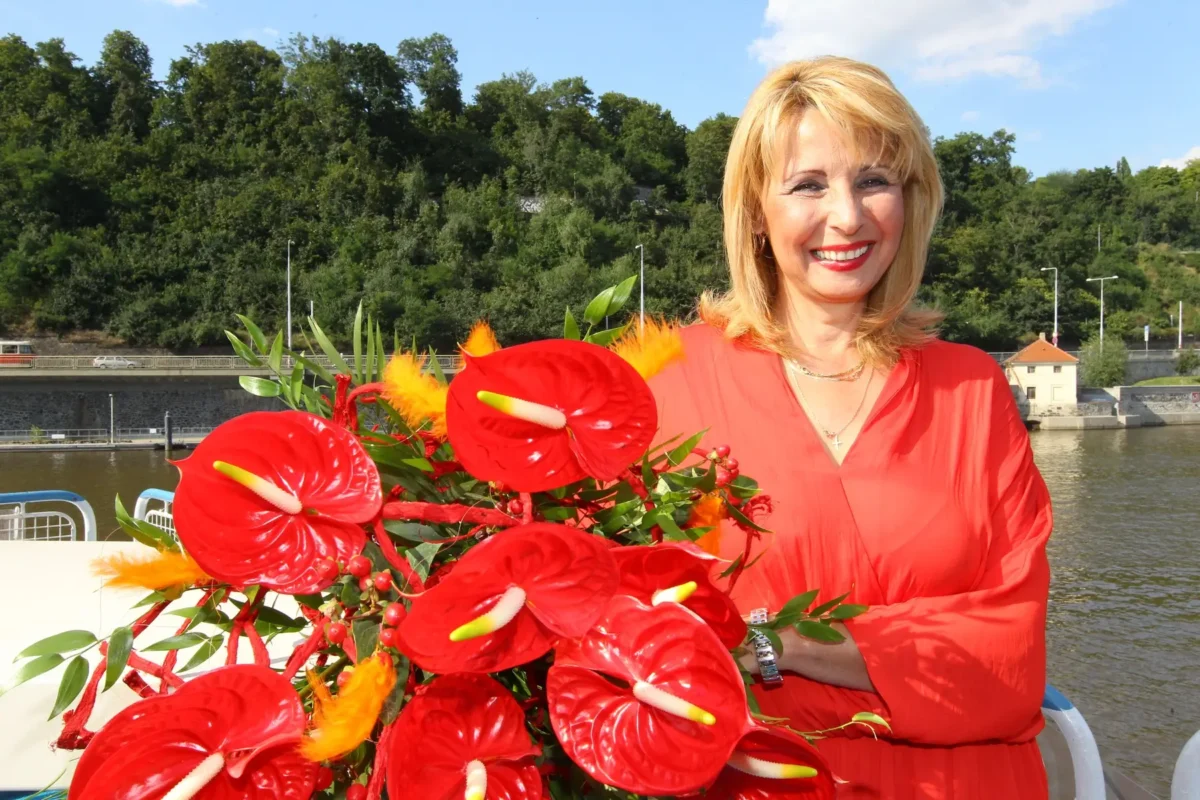 profimedia-0170162693 | TVGURU.cz Stanislava Lekešová stojí vedle květiny.