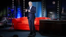 Jan Kraus stojí před gaučem v Show Jana Krause.