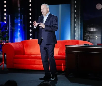 Jan Kraus stojí před gaučem v Show Jana Krause.