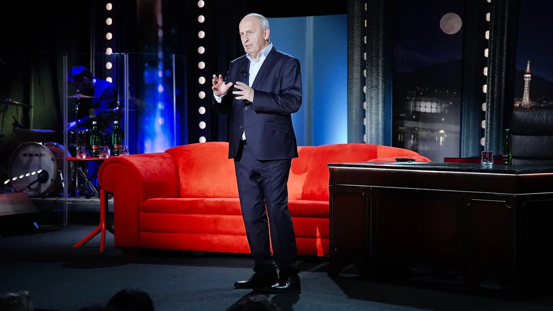 Jan Kraus stojí před gaučem v Show Jana Krause.