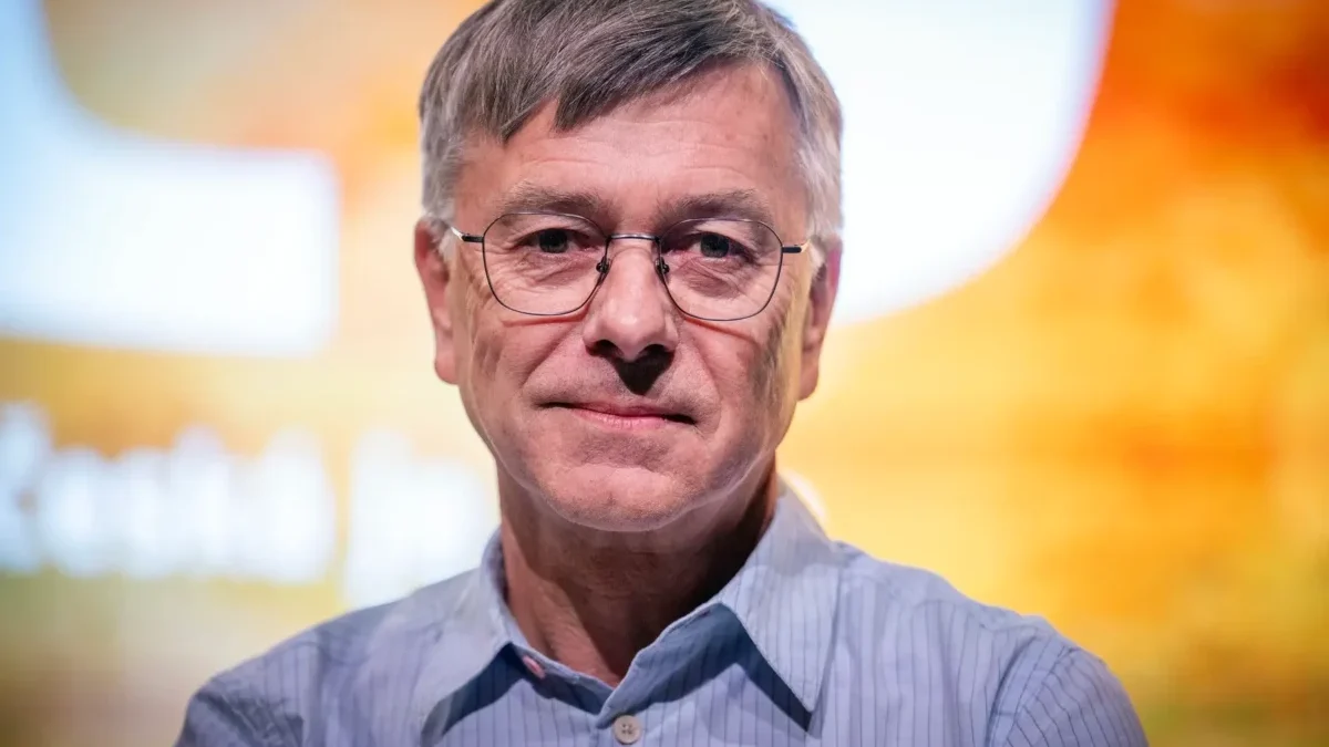 Hynek chudárek kouká na fotografa.