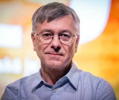 Hynek chudárek kouká na fotografa.